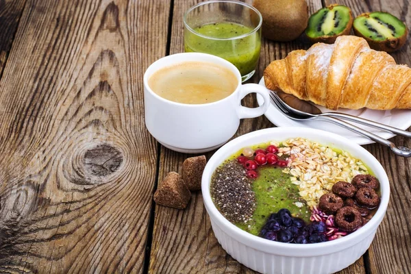 Espresso, kruvasan ve meyve tatlı kahvaltı için