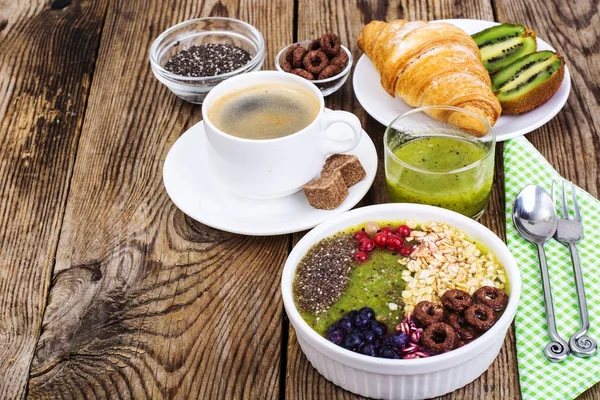 Espresso, kruvasan ve meyve tatlı kahvaltı için