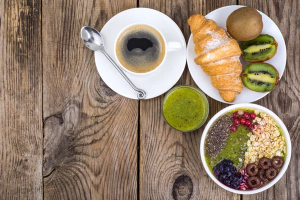 Espresso, kruvasan ve meyve tatlı kahvaltı için