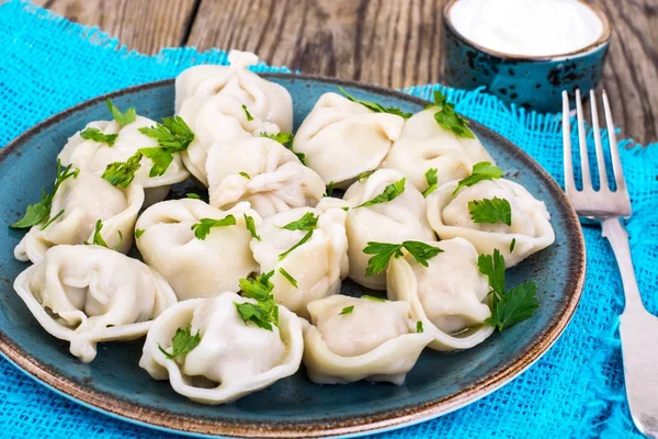 Rus yemekleri. Ev yapımı mantı dolma et