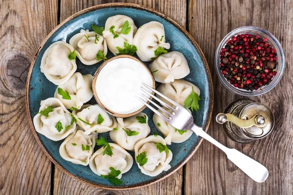 Rus yemekleri. Ev yapımı mantı dolma et