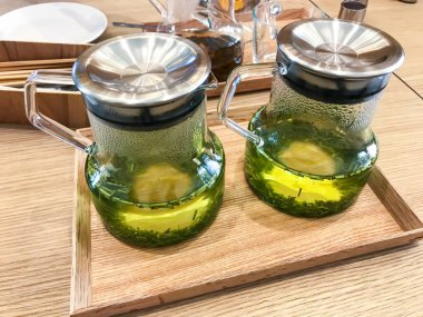 Sürahi tepsi üzerinde yeşil çay