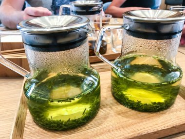 Sürahi tepsi üzerinde yeşil çay