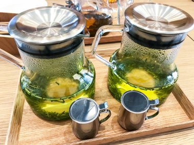 Sürahi tepsi üzerinde yeşil çay