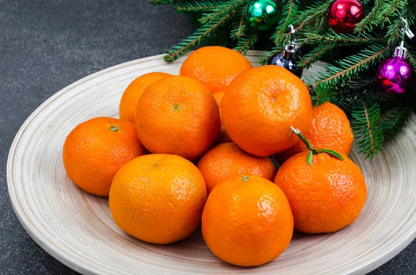 Ripe, sweet mandarins. A branch of the New Year tree — Stock Photo, Image