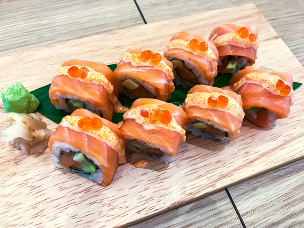 Különböző sushi és a fából készült táblán tekercs — Stock Fotó