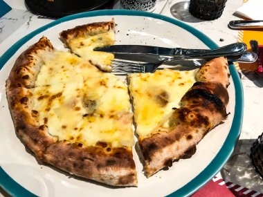 Pizza 8 peynirler, tabağına dilimler kesip