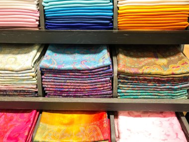 Depodaki farklı renkteki şallar