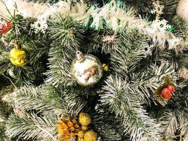 Zarif Noel arka plan ve yılbaşı ağacı süsleri.