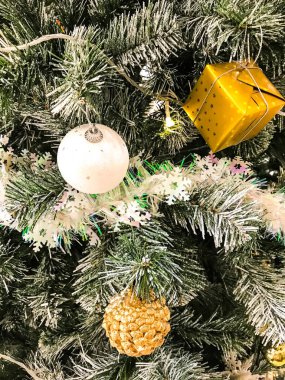 Zarif Noel arka plan ve yılbaşı ağacı süsleri.