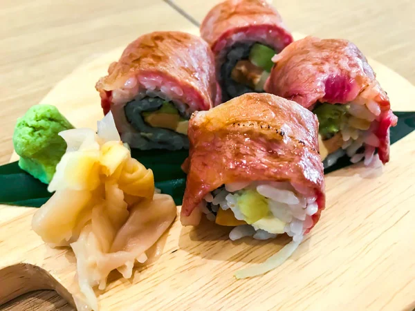 İle sığır eti suşi rulo