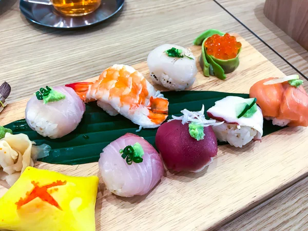 Farklı suşi ve ahşap tahta üzerinde rulo