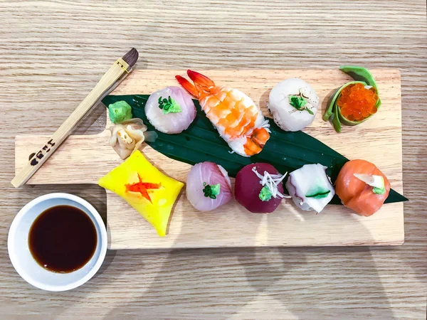 Farklı suşi ve ahşap tahta üzerinde rulo