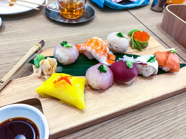 Farklı suşi ve ahşap tahta üzerinde rulo