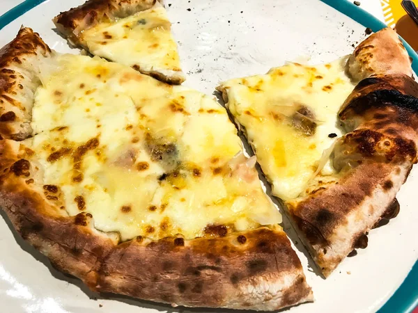 Pizza 8 peynirler, tabağına dilimler kesip