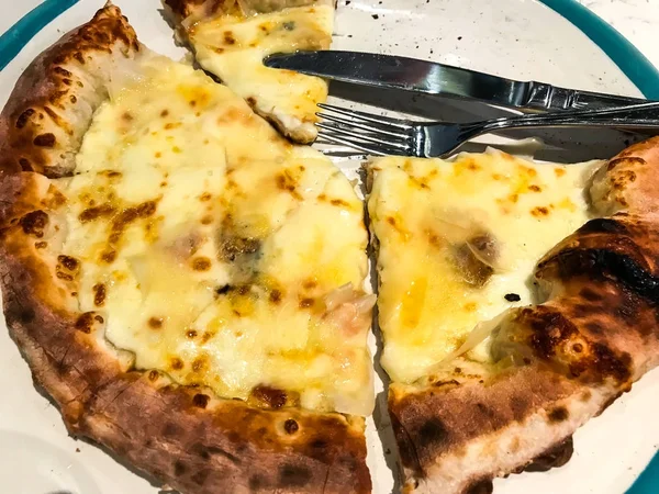Pizza 8 sery, cut plastry na talerzu — Zdjęcie stockowe