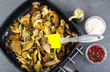 Soğanlı tavada kızarmış istiridye mantar