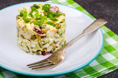 Bezelye ve mayonez sebze salatası