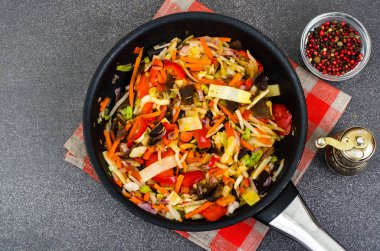 Sebzeler tavada zencefil ile