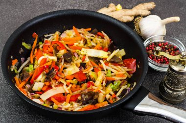 Sebzeler tavada zencefil ile