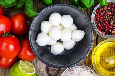 Mozzarella peyniri, fesleğen, domates, zeytin yağı-malzemeler caprese için