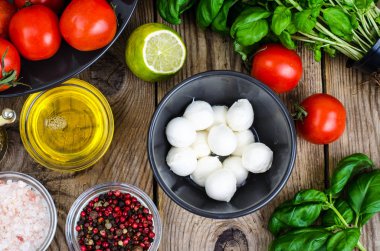 Mozzarella peyniri, fesleğen, domates, zeytin yağı-malzemeler caprese için