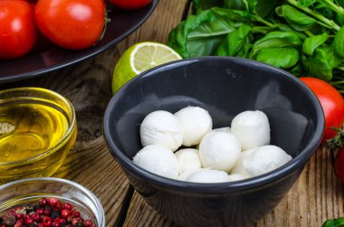 Mozzarella peyniri, fesleğen, domates, zeytin yağı-malzemeler caprese için
