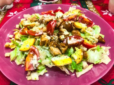 Taze sulu Sezar salatası