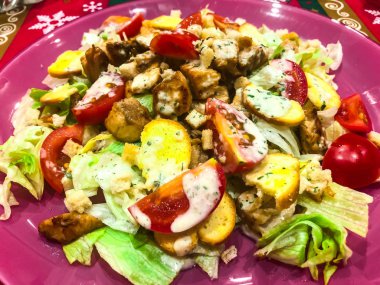 Taze sulu Sezar salatası