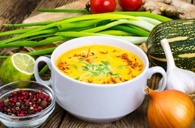 Taze yeşil soğan ile kabak çorbası