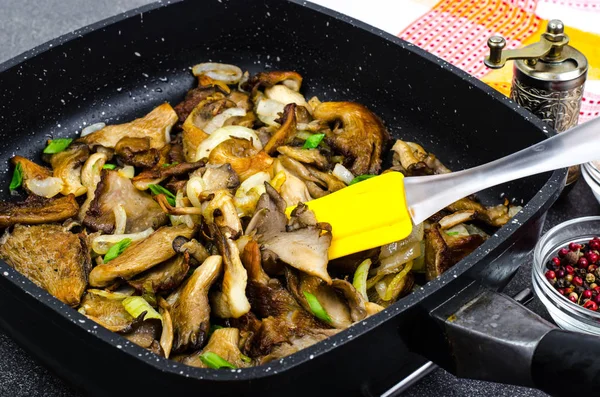 Soğanlı tavada kızarmış istiridye mantar