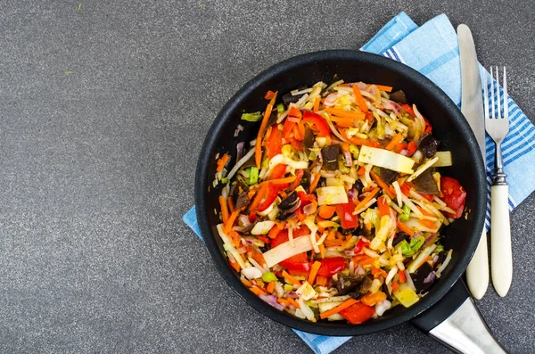 Sebzeler tavada zencefil ile