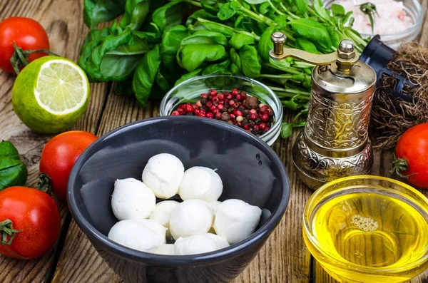 Mozzarella peyniri, fesleğen, domates, zeytin yağı-malzemeler caprese için