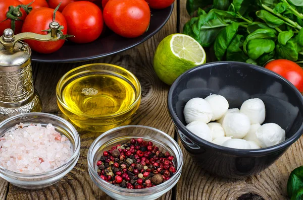 Mozzarella peyniri, fesleğen, domates, zeytin yağı-malzemeler caprese için