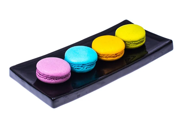Macarrones multicolores sobre plato negro — Foto de Stock