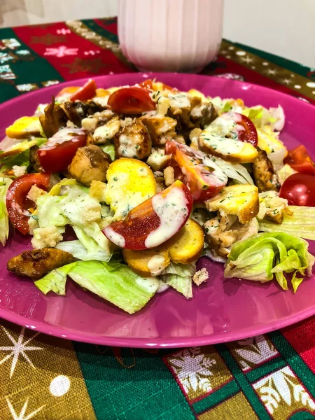 Taze sulu Sezar salatası