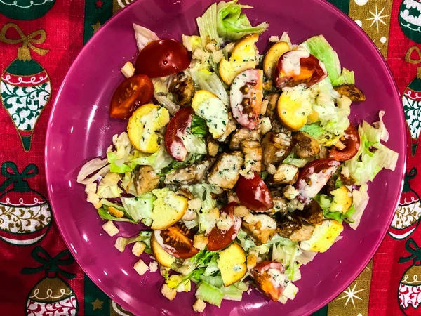 Taze sulu Sezar salatası