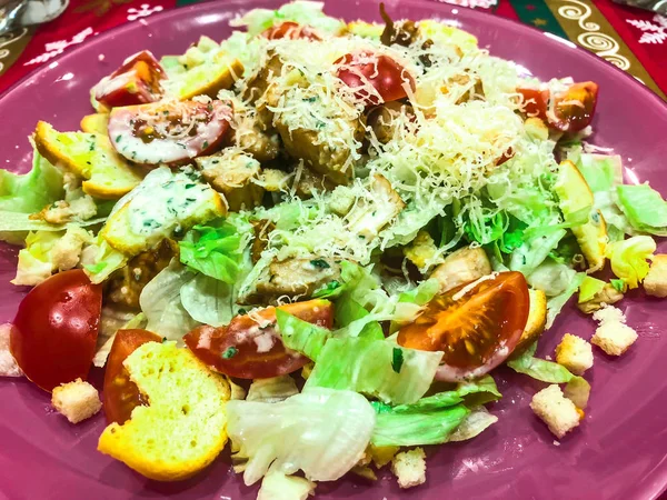 Salada Caesar fresca e suculenta — Fotografia de Stock