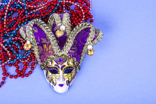 Festival Mardi Gras mask and multicolored beads on bright background — Stock Photo, Image