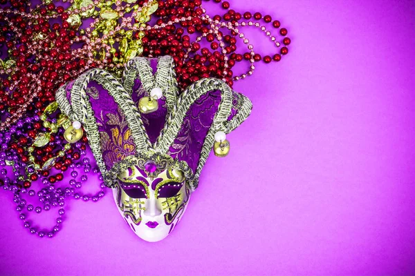 节日的狂欢节面具和多彩多姿的珠子在明亮的背景 — 图库照片