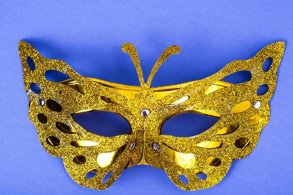 Mardi Gras Festival. Luxurious masquerade Venetian carnival mask on purple background — Stock Photo, Image