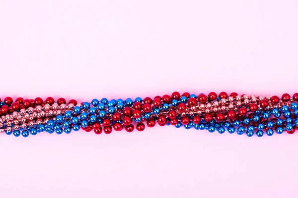 Perles multicolores Mardi Gras sur fond lumineux — Photo