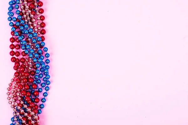 Багатокольорові намистини Марді Граса на яскравому фоні — стокове фото