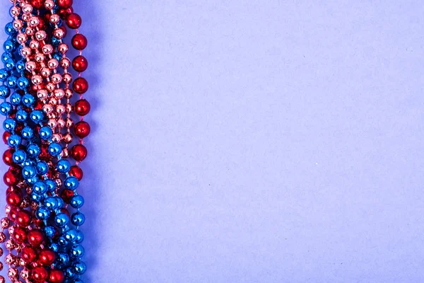 Perles multicolores Mardi Gras sur fond lumineux — Photo