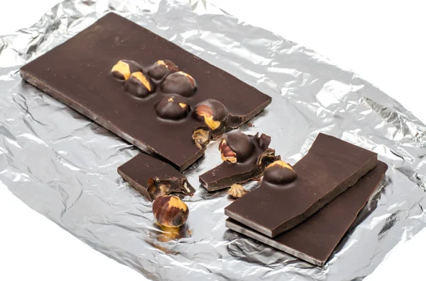 Svart choklad kakel med hasselnöt — Stockfoto