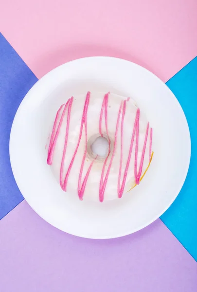 Donut på ljus bakgrund — Stockfoto