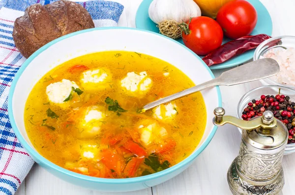 Platta av soppa med köttbullar på vitt trä bord — Stockfoto