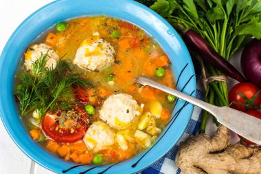 Sebze ve köfte tavuk suyu