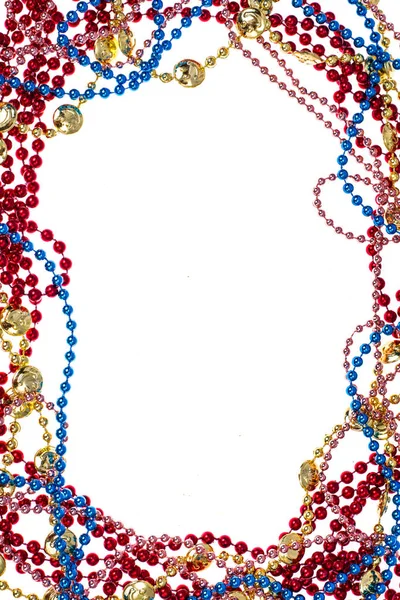 Grânulos de mardi gras multicoloridos brilhantes, incluindo azul, vermelho, ouro e rosa no fundo branco — Fotografia de Stock
