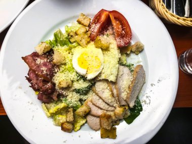 Tavuk göğsü ve parmesan peynirli Sezar salatası.